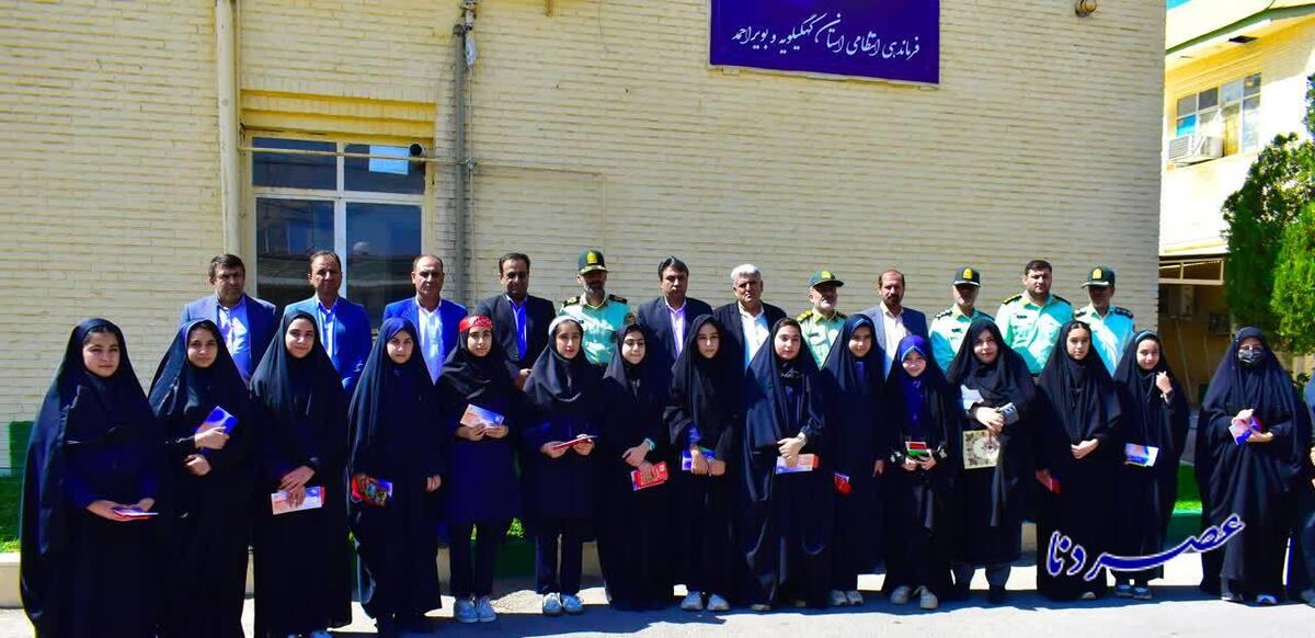 تقدیر آموزش وپرورش کهگیلویه و بویراحمد از خدمات نیروی انتظامی  قدردانی دانش آموزان از پلیس با اهداء شاخه های گل