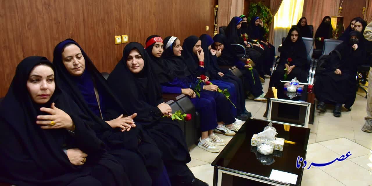 تقدیر آموزش وپرورش کهگیلویه و بویراحمد از خدمات نیروی انتظامی/ قدردانی دانش آموزان از پلیس با اهداء شاخه های گل