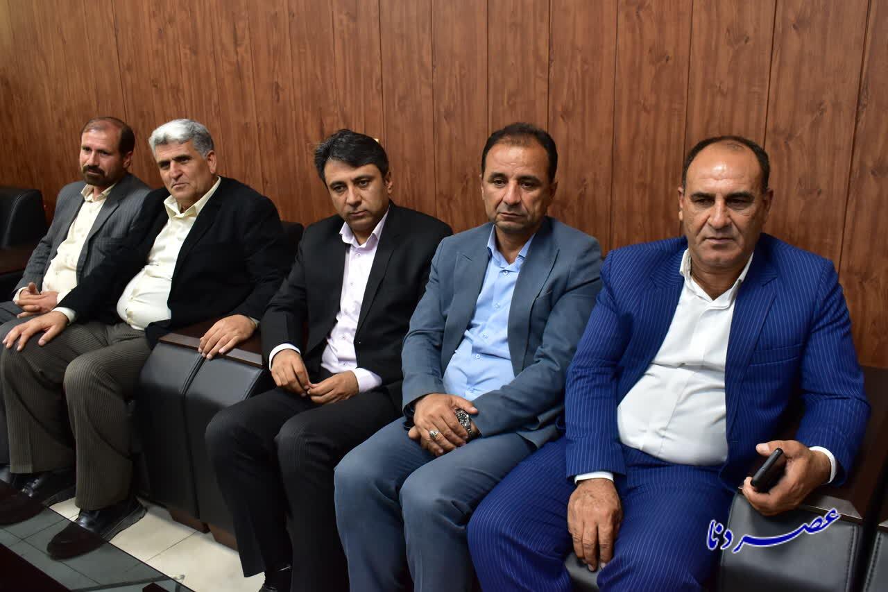 تقدیر آموزش وپرورش کهگیلویه و بویراحمد از خدمات نیروی انتظامی/ قدردانی دانش آموزان از پلیس با اهداء شاخه های گل