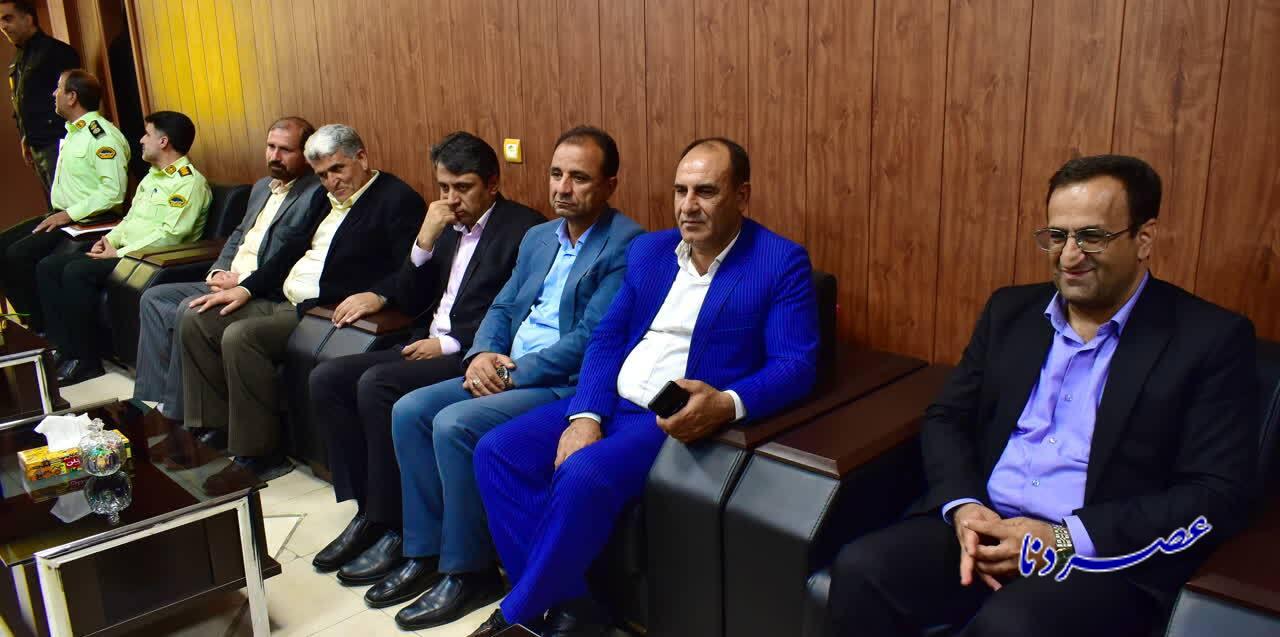 تقدیر آموزش وپرورش کهگیلویه و بویراحمد از خدمات نیروی انتظامی/ قدردانی دانش آموزان از پلیس با اهداء شاخه های گل