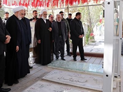 تجدید میثاق با شهدا از جنگ تحمیلی عراق تا جنگ رمضان/ رئیس قوه قضاییه به مزار شهدای حمله به زندان اوین رفت
