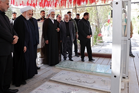 تجدید میثاق با شهدا از جنگ تحمیلی عراق تا جنگ رمضان/ رئیس قوه قضاییه به مزار شهدای حمله به زندان اوین رفت