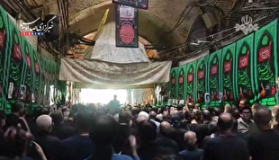 سنت عزاداری چهارپایه خوانی در روز عاشورا حسینی؛ تیمچه صاحب‌الدوله بازار تهران