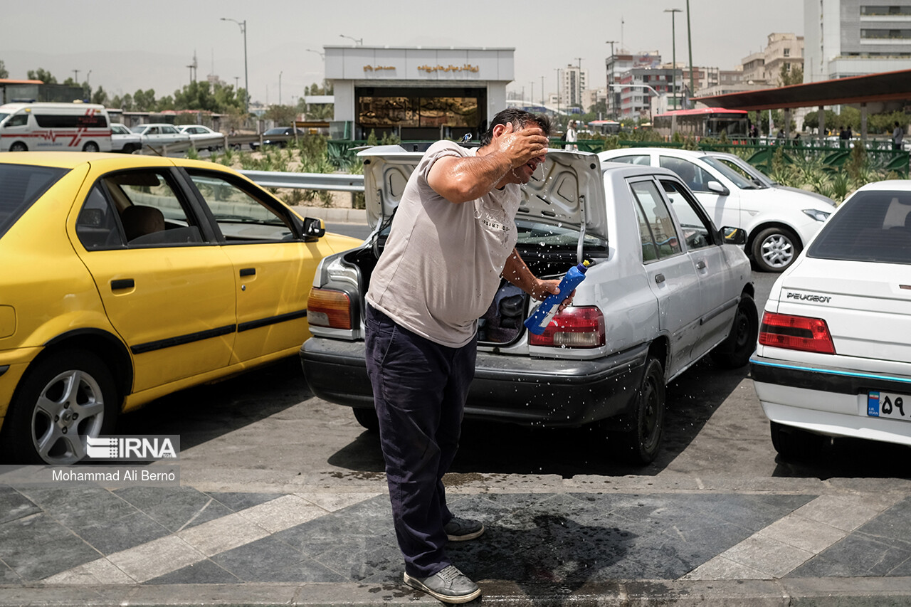 گرمازدگی در کمین است؛ آب و مایعات، نجات‌دهنده شما!