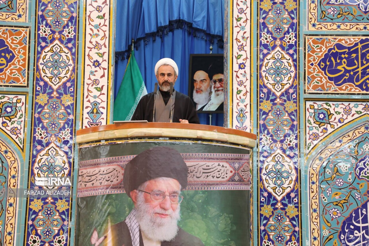 امام‌جمعه ایلام: انتقاد از تیم مذاکره‌کننده، خیانت به وحدت ملی است!
