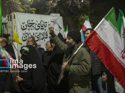 پرچم ایران: نماد استقامت و هویت ملی در دستان خستگی‌ناپذیر مردم