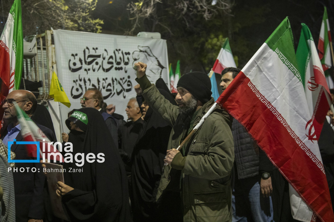 پرچم ایران: نماد استقامت و هویت ملی در دستان خستگی‌ناپذیر مردم