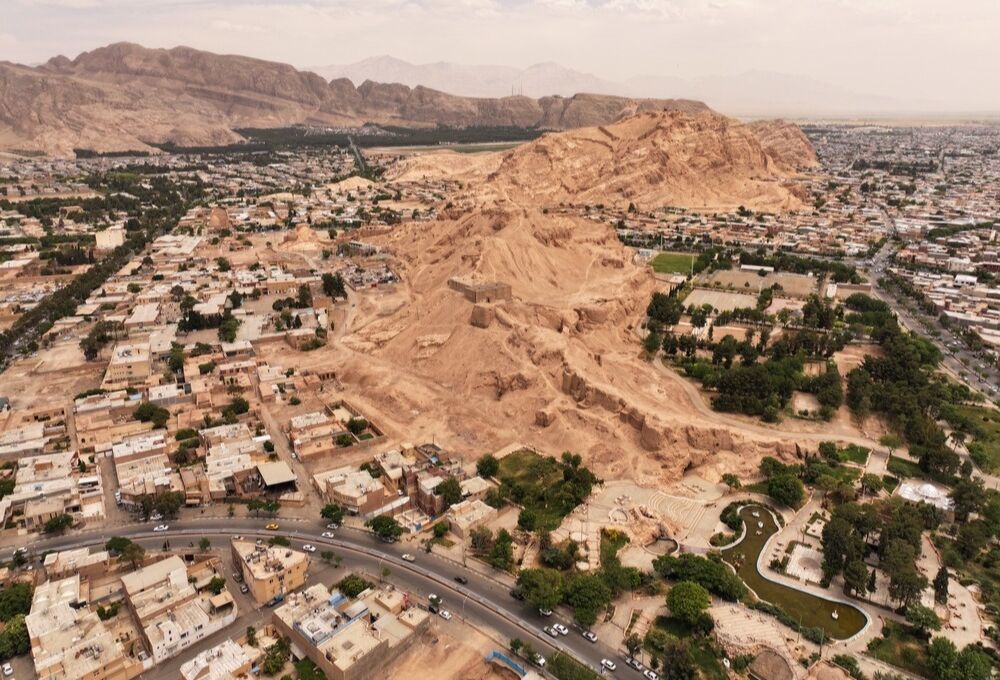 قلعه‌دختر: نگین باستانی کرمان در چشم‌انداز هنر اسلامی