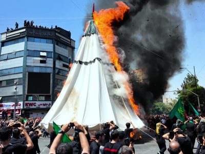 آیین خیمه سوزان ظهر عاشورا در چهارراه گلوبندک