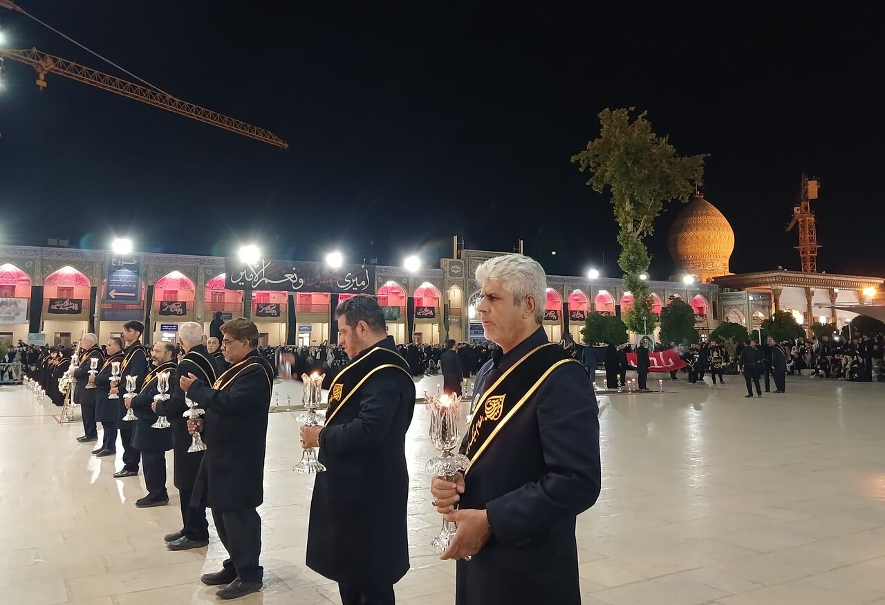 فیلم| لاله گردانی خادمان آستان شاهچراغ (ع) در شام غریبان عاشوراییان
