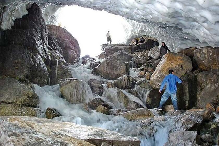یک گردشگر در اثر ریزش تونل برفی ازنا جان باخت