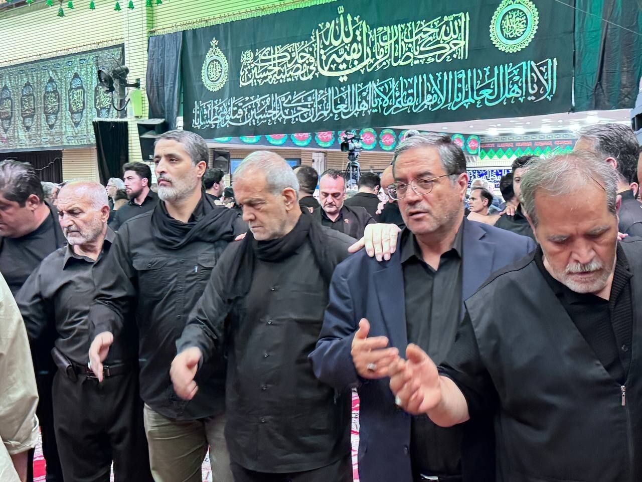 شرکت رئیس جمهور در مراسم شام غریبان در ارومیه + گزارش تصویر