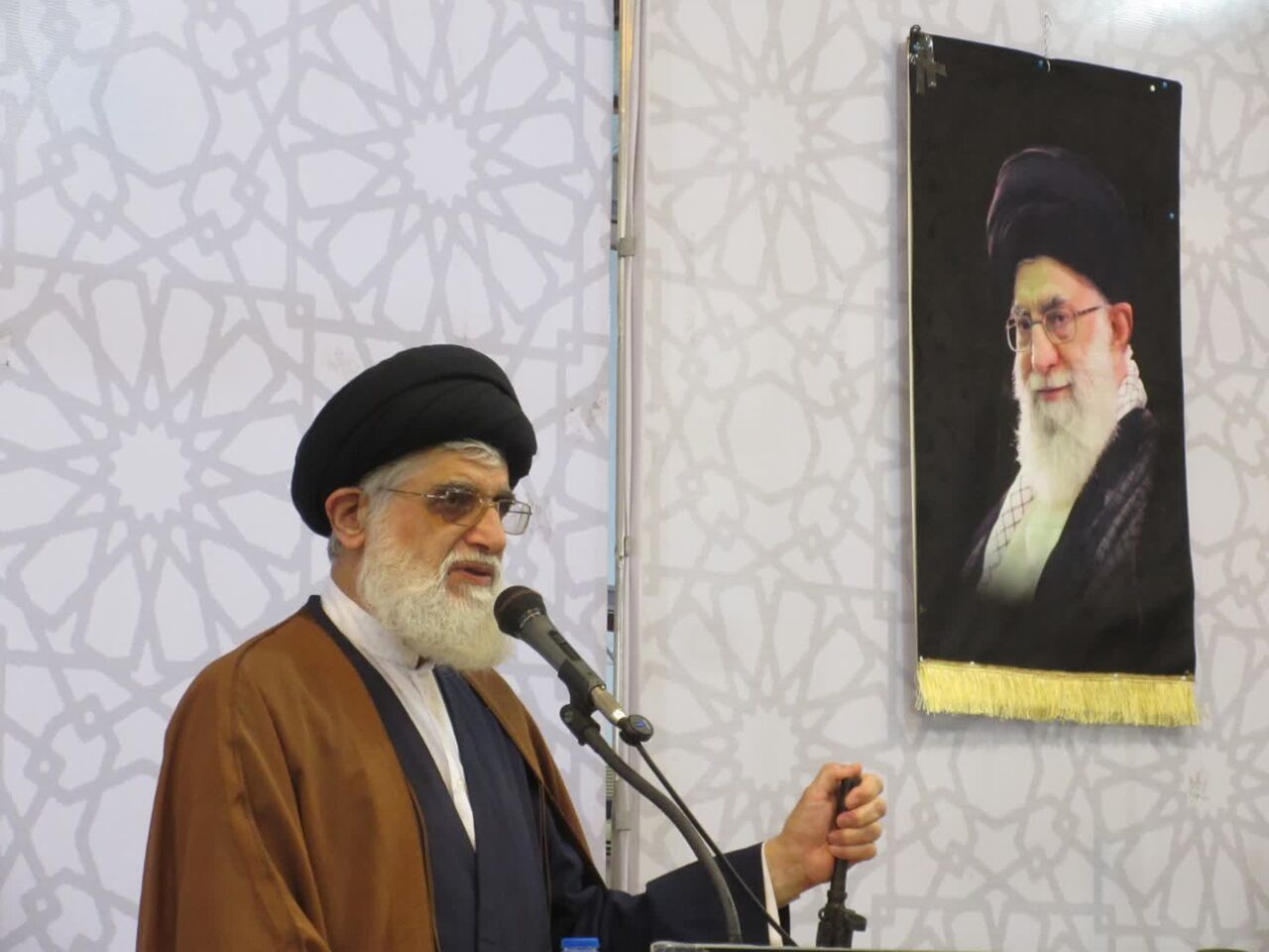 امام جمعه انزلی: میانجی‌گران را در مذاکرات کنترل کنیم!