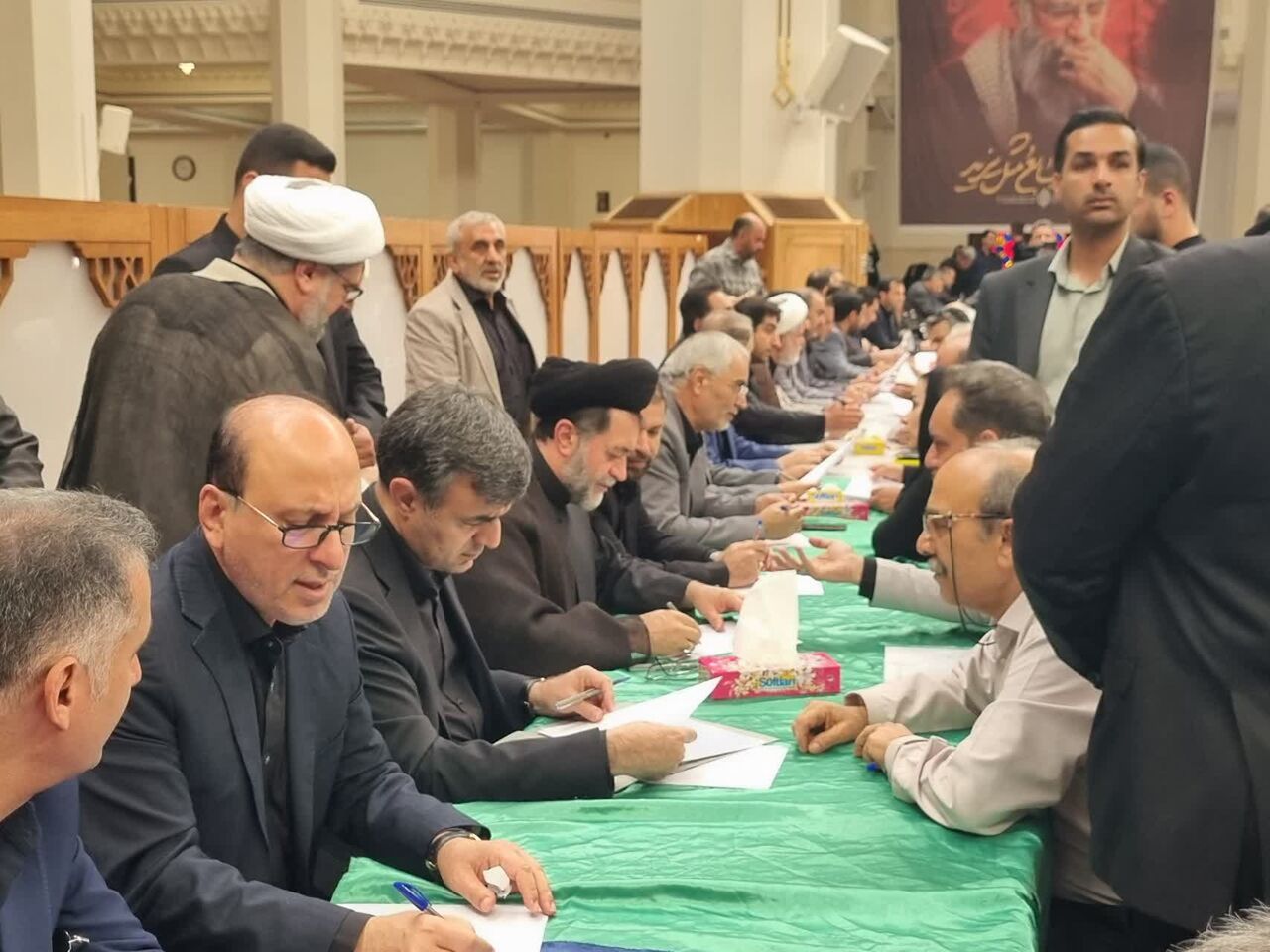 میز خدمت قضایی در شاهچراغ: پاسخگویی مستقیم به دغدغه‌های حقوقی مردم