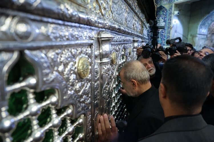 رئیس‌جمهور در حرم نورانی حضرت معصومه(س) ادای احترام کرد