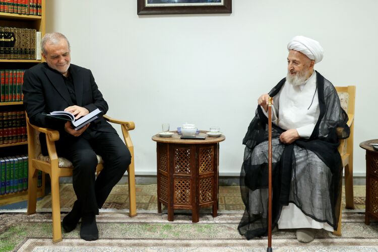 پزشکیان: احیای نقش مساجد، کلید حل معضلات اجتماعی