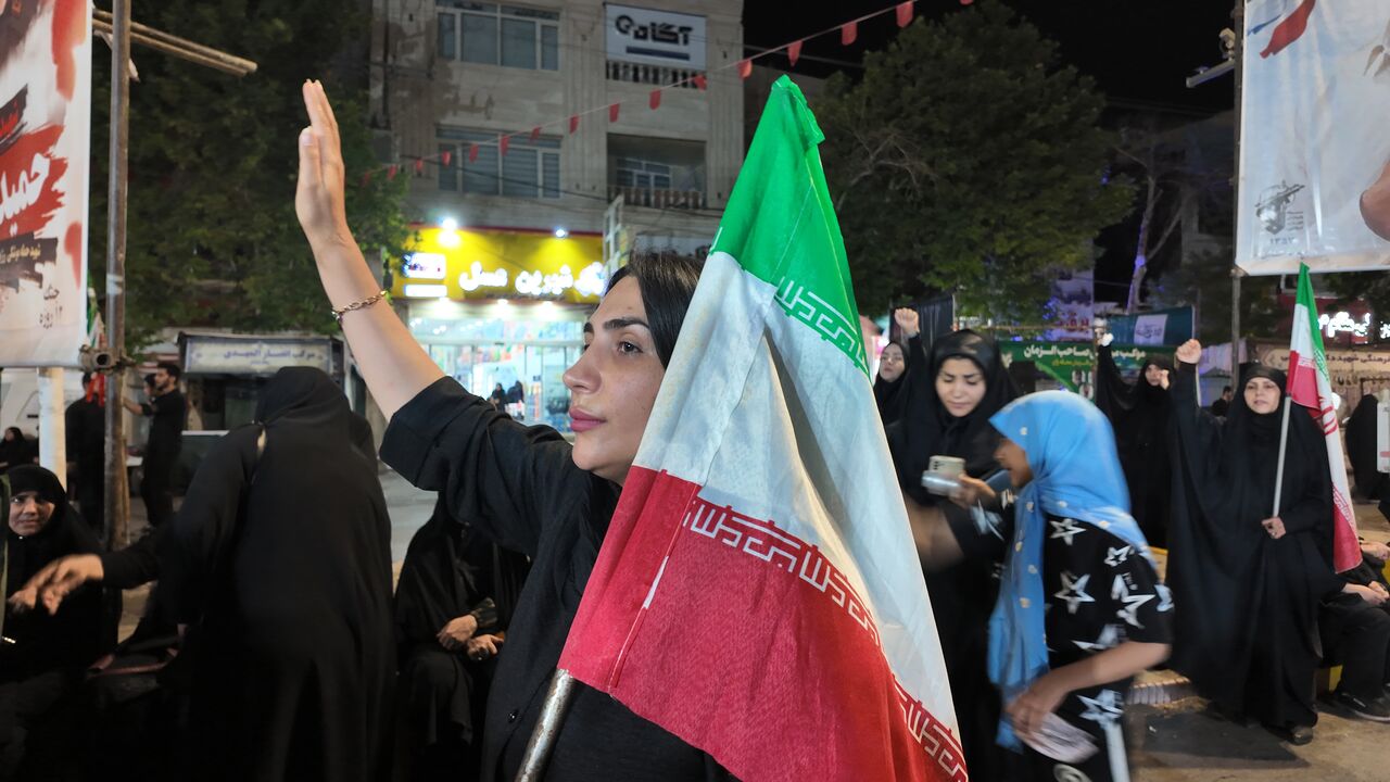 خرم‌آباد: تجدید بیعت مردمی با رهبر انقلاب در شب وحدت