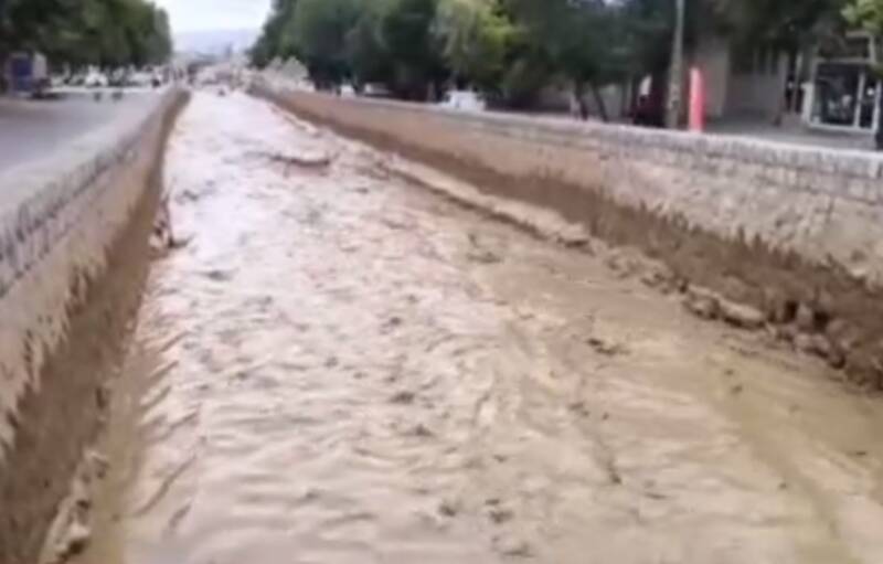 مرند زیر باران: سیلاب تابستانی چهره شهر را تغییر داد!
