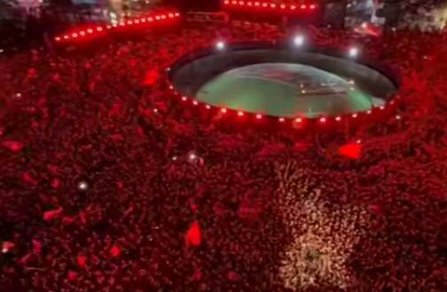 جمعیت انبوه در میدان انقلاب؛ جشن شور و نشاط!