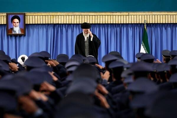 گنجینه‌ای از تاریخ: تصاویر نادر رهبر شهید در کنار فرماندهان ارتش!