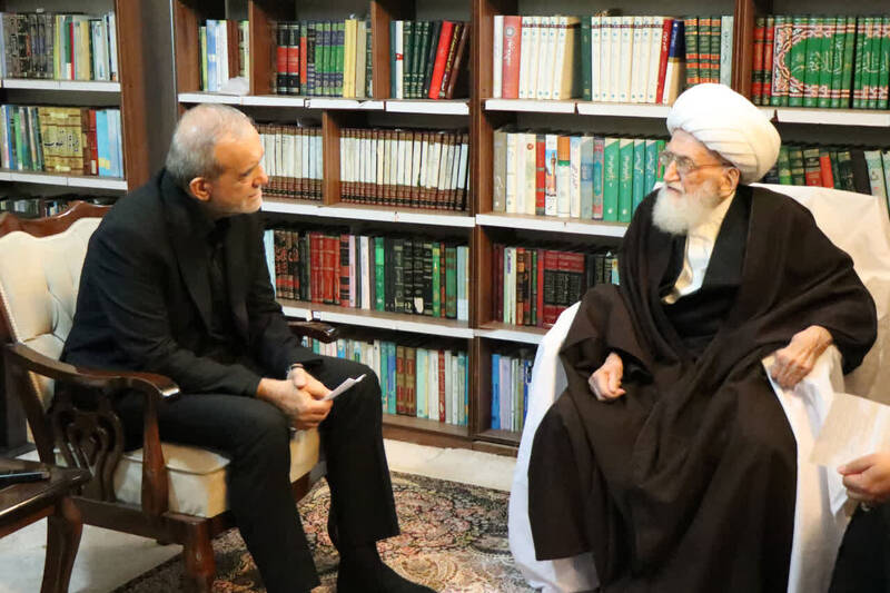حمایت آیت الله نوری همدانی از رئیس جمهور: وحدت، کلید موفقیت انقلاب!