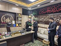 اهدای پرچم گنبد حرم مطهر حسینی، برای تکریم و بدرقه پیکر مطهر امام خامنهای
