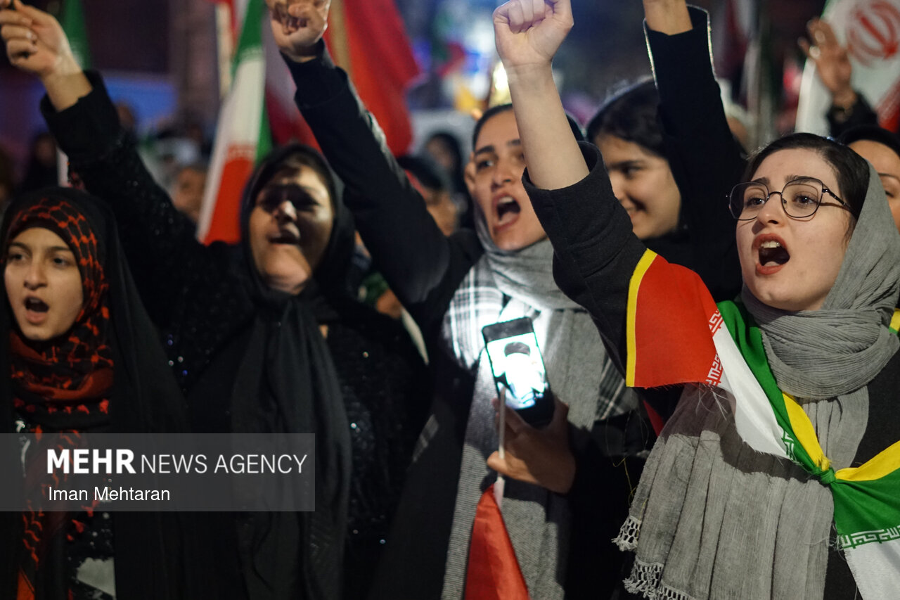 «ابالفضل علمدار، خامنه‌ای نگه دار» شعار مردم کرمانشاه است