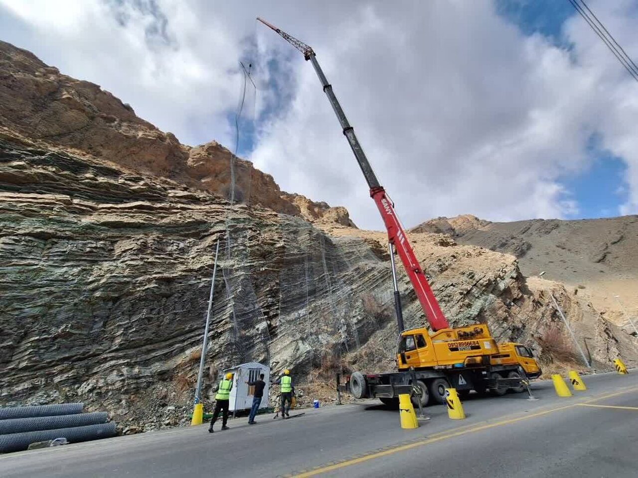 آغاز عملیات نصب ۱۰ هزار متر مربع توری سنگ در محور کرج–کندوان