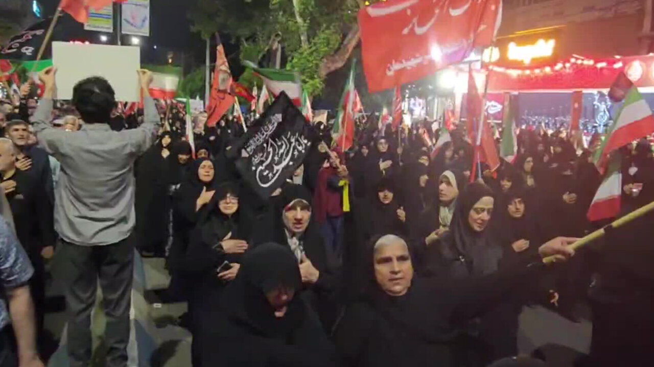 پرچم سیدالشهدا(ع) بر فراز میدان شهرداری گرگان به اهتزاز درآمد