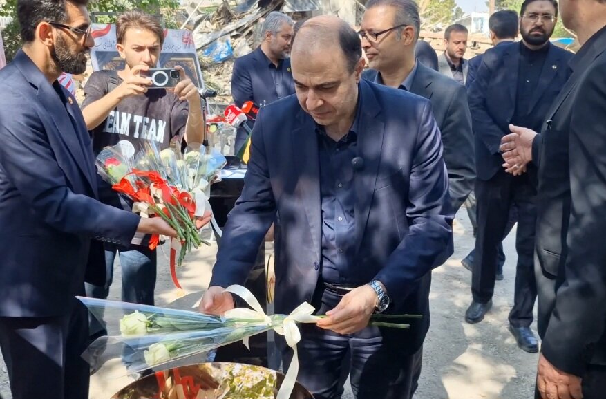 ادای احترام مسئولان توانیر به مقام شامخ شهدای برق در جنگ رمضان