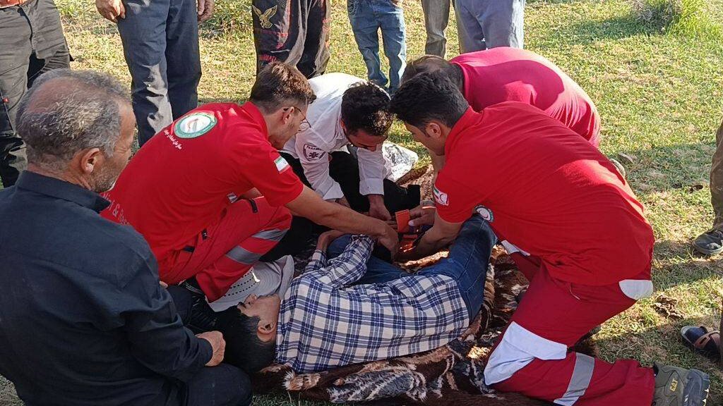 نجات مصدوم سقوط‌کرده در ارتفاعات بزگوش سراب توسط هلال‌احمر