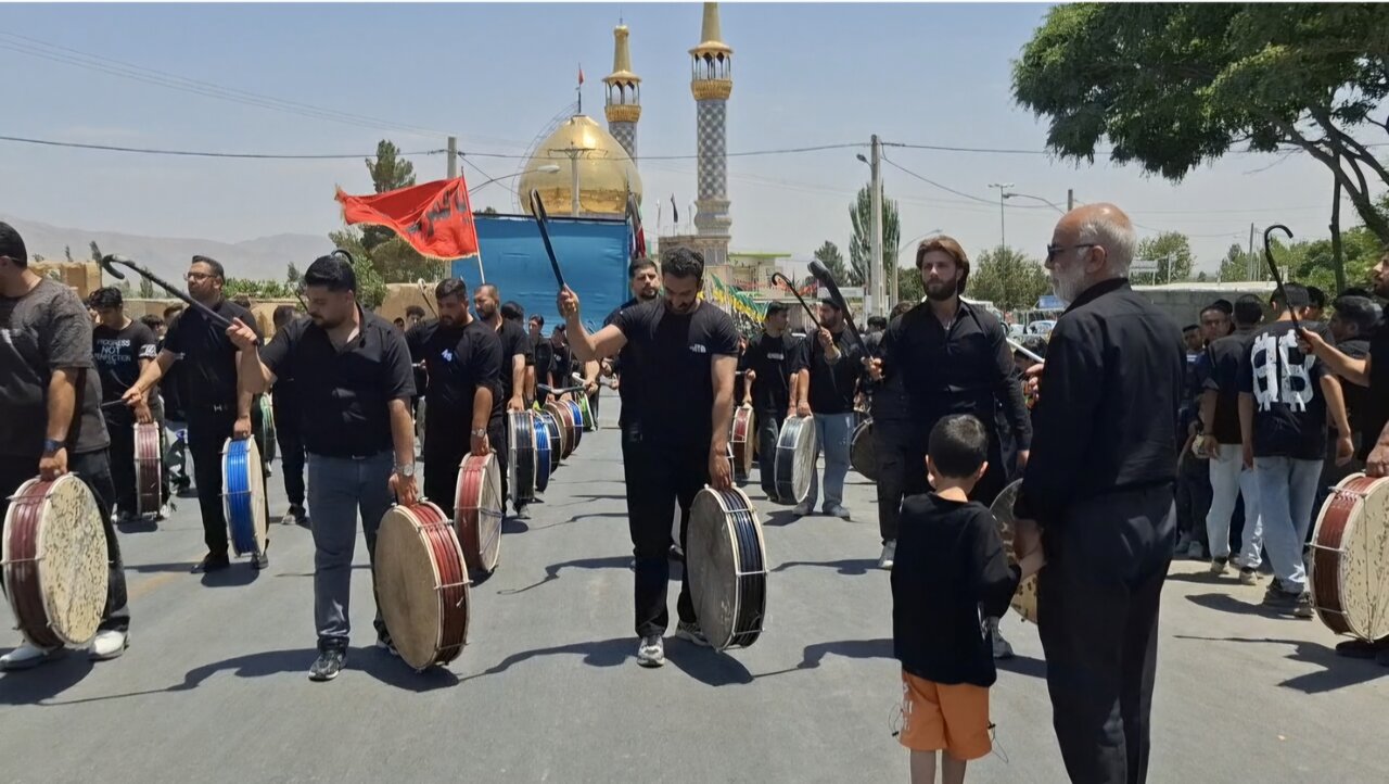 میزبانی شاهزاده ابراهیم در روز تاسوعا(ع) از هیأتهای مذهبی روستاهمجوار