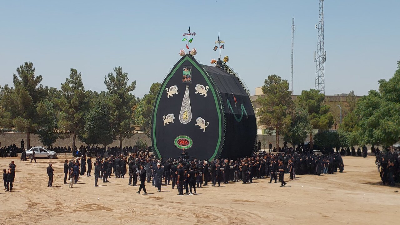 آیین سنتی نخل‌برداری در حسینیه بزرگ صاحب الزمان(عج) شاهدیه یزد