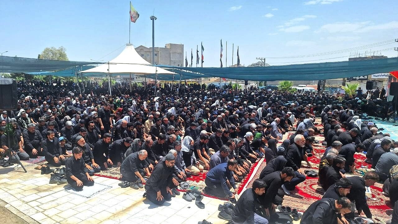اقامه نماز ظهر عاشورا در سراسر کشور؛ ایرانی‌ها همدلی خود را نشان دادند