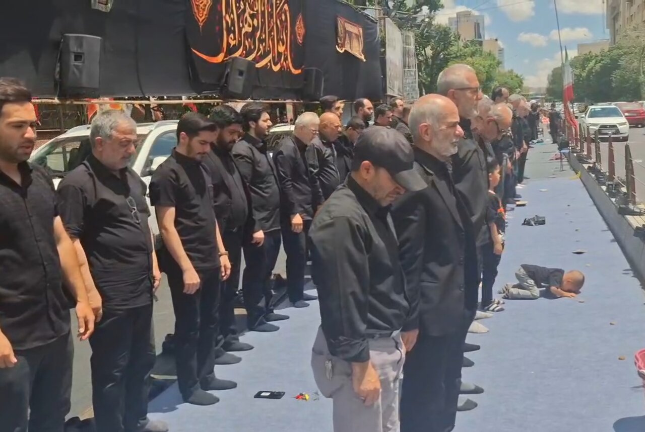 اقامه نماز ظهر عاشورا در زنجان