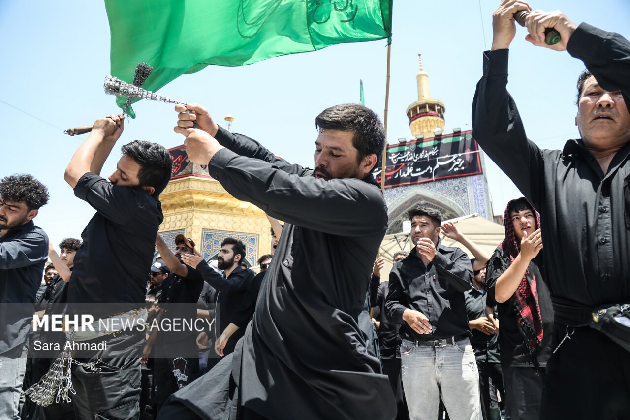 عزاداری و اقامه نماز ظهر عاشورا در حرم مطهر امام رضا(ع)