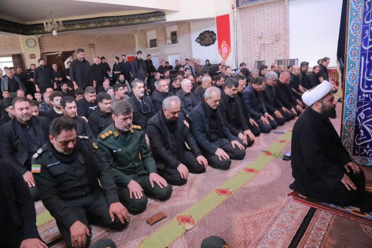 اقامه نماز ظهر عاشورا با حضور رئیس‌جمهور در تبریز