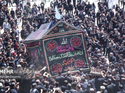 مراسم نخل‌گردانی ظهر عاشورا در حسینیه بزرگ جاجرم