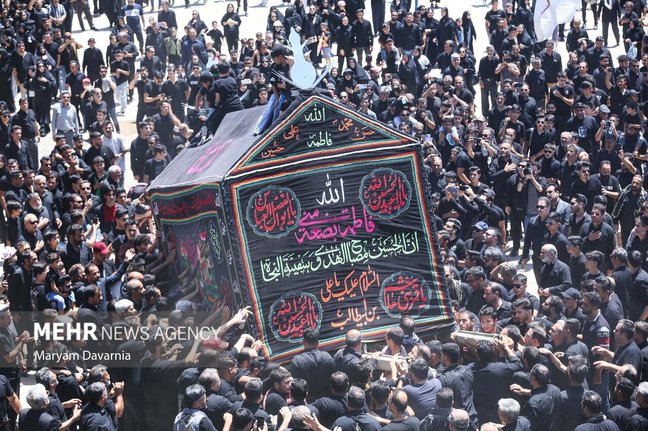 مراسم نخل‌گردانی ظهر عاشورا در حسینیه بزرگ جاجرم
