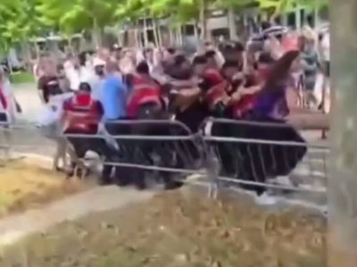 تنش در مجلس آلبانی؛ معترضان با تخم‌مرغ و زباله به نمایندگان حمله کردند