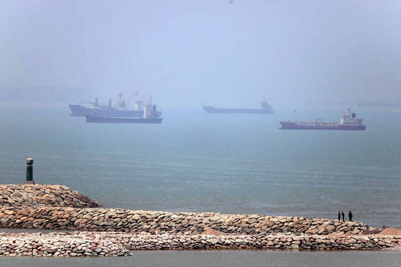 منتظر اجازه ایران برای خروج کشتی‌ها از تنگه هرمز هستیم