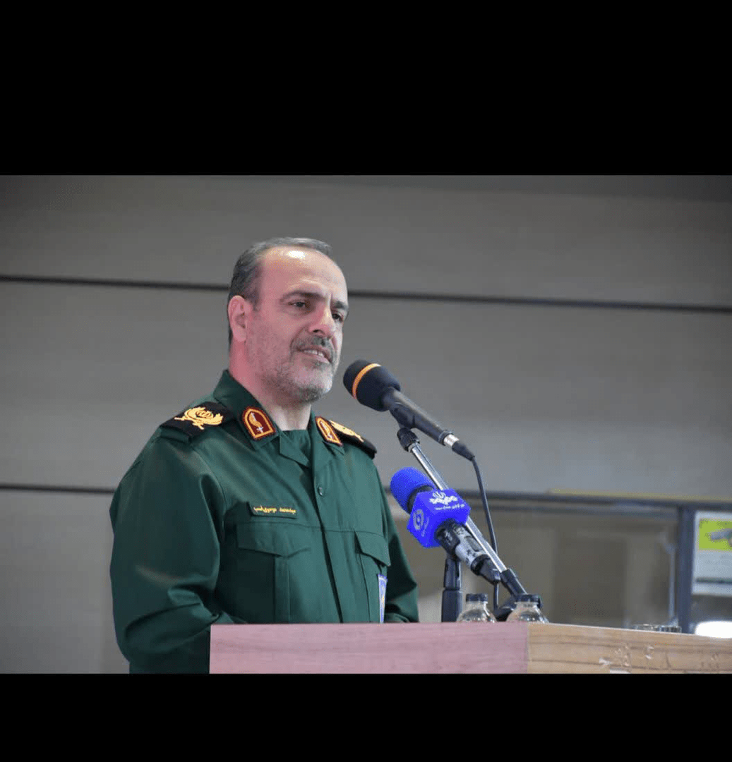 پیام تسلیت معاونت خدمات رفاهی نیروی دریای سپاه به خانواده شهید علوی معاونت خدمات رفاهی نیروی دریای سپاه در پیامی شهادت سیدفرشاد علوی را تسلیت گفت. به گزارش خبرگزاری فارس از چاروسا، معاونت خدمات رفاهی نیروی دریای سپاه در پیامی شهادت سیدفرشاد علوی را تسلیت گفت. بسم رب الشهدا والصديقين مِنَ الْمُؤْمِنِينَ رِجَالٌ صَدَقُوا مَا عَهَدُوا اللَّهَ عَلَيْهِ فَمِنْهُم مَّنْ قَضَى نَحْبَهُ، وَمِنْهُم مَّنْ يَنْتَظِرُ وَمَا بَدَّلُوا تَبْدِيلًا خانواده معظم محترم شهید والامقام سید فرشاد علوی سلام علیکم اینجانب با دلی آکنده از غم و اندوه ولی با امید به قدرت لایزال الهی مبنی بر تحقق وعده های راستین حضرت حق بر پیروزی نهایی حق بر باطل و همچنین امید به نصرت الهی ، شهادت سرباز حریم ولایت ، عزیز دل و جوان برومند برادر عزیزم شهید سید فرشاد علوی را به محضر امام عصر روحی فدا ، شما خانواده گرانقدر آن شهید سعید، مردم شریف استان کهگیلویه و بویراحمد و بویژه مردم باوفای بخش چاروسا، سادات جلیل القدر تسلیت گفته و به شما خانواده گرانقدر این شهید عزیز و مردم با وفایمان عهد می بندیم که شهادت این عزیز و دیگر عزیزانمان نه تنها خللی در عزم و اراده فرزندان شما در نیروهای مسلح ایران اسلامی وارد نخواهد کرد ، بلکه با قدرت و توان بیشتر به حول قوه الهی و دعای خیر شما تا تحقق وعده تخلف ناپذیر حضرت حق پیش خواهیم رفت. از خداوند منان برای آن شهید سعید علوی درجات عالی و برای بازماندگان صبر و شکیبایی مستدعیم. دریادار دوم پاسدار سید محمد موسوی نسب معاونت خدمات رفاهی نیروی دریای سپاه