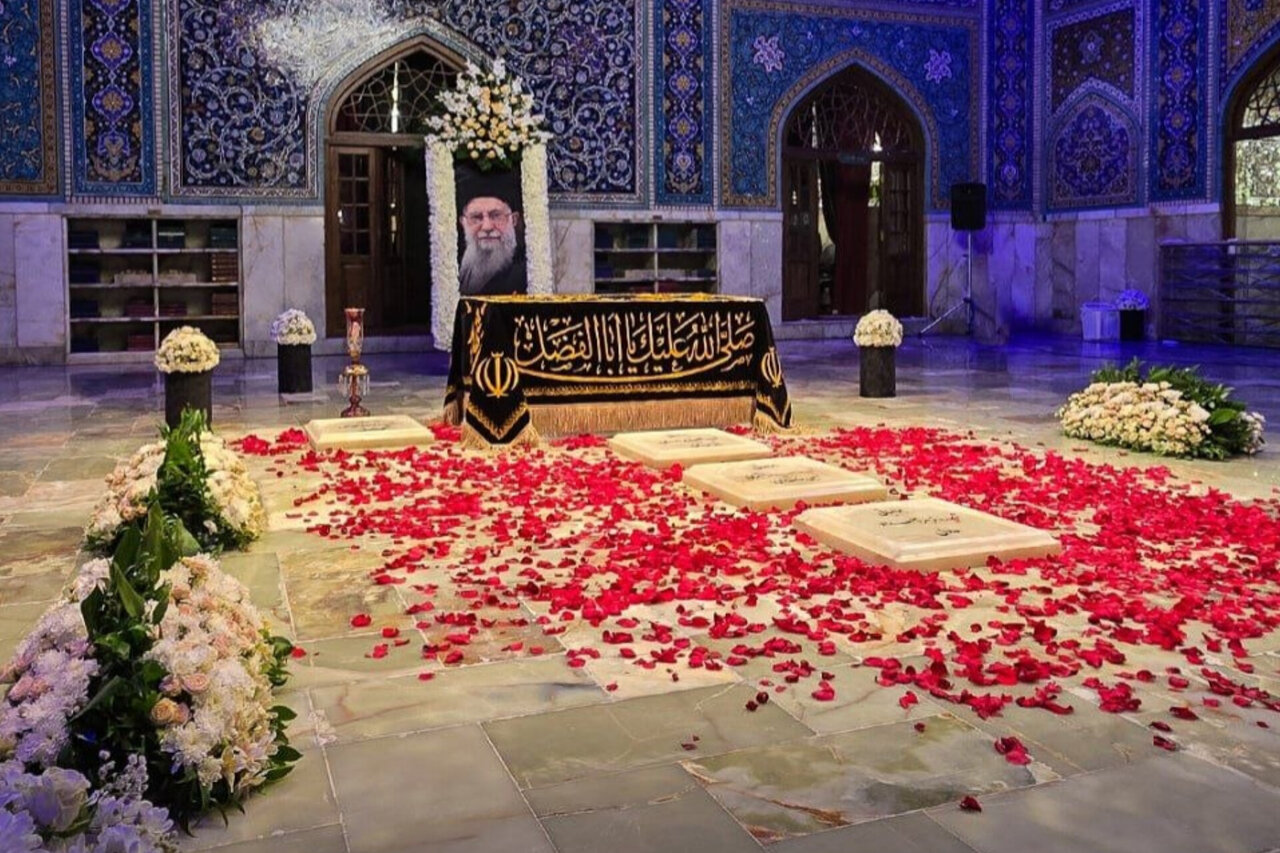 آرامگاه رهبر شهید؛ نشانه‌ای از ادب و عشق به امام رضا (ع)
