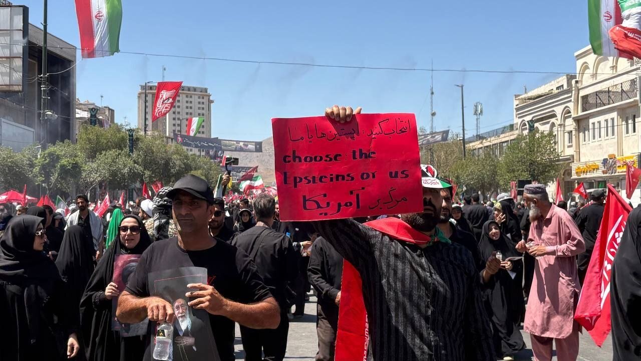 آشفتگی و اشک در خیابان امام رضا؛ انتظار برای پیکر رهبر شهید انقلاب