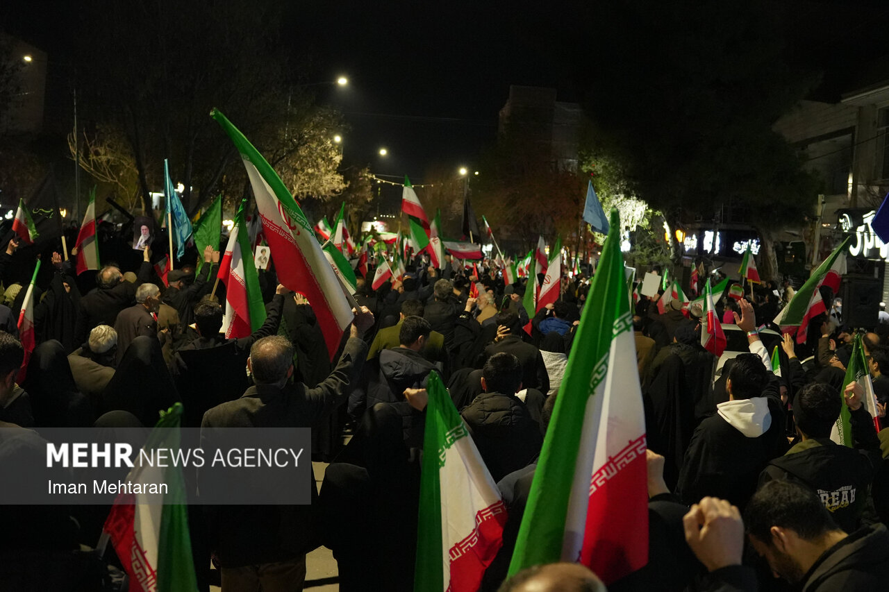 اجتماع شبانه مردم کرمانشاه در بزرگداشت شهدای مدافع وطن