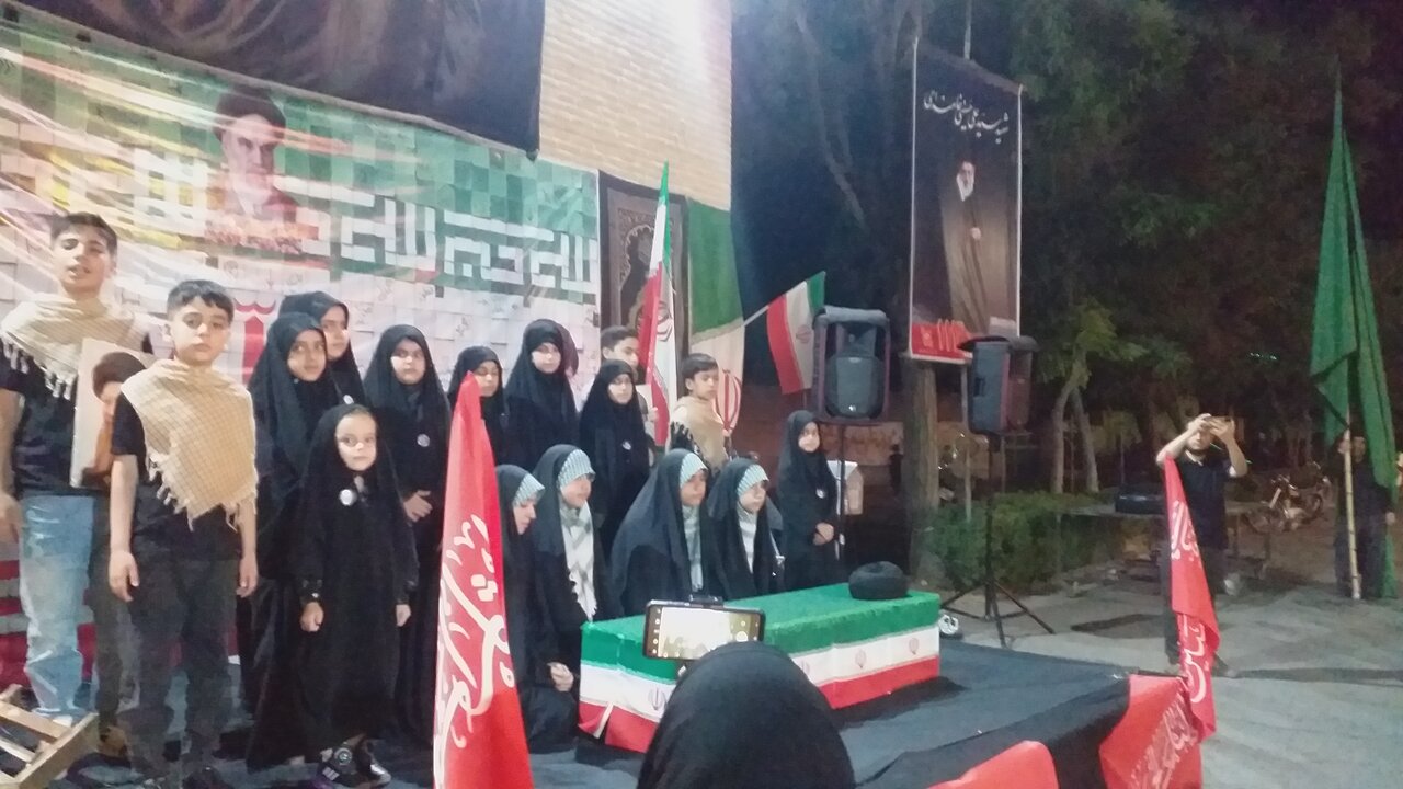 اجرای گروه سرود «حاج قاسم» بیجار در سوگ رهبر شهید انقلاب