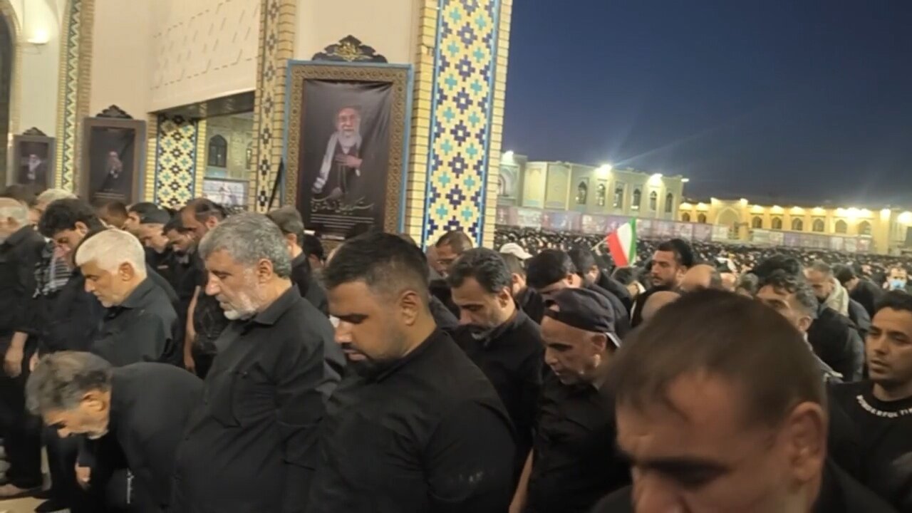 اقامه نماز جماعت در حرم امام رضا(ع) در شب وداع با رهبر شهید