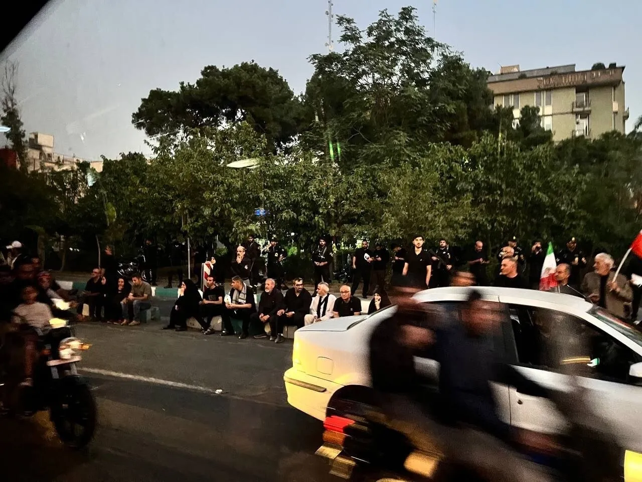 انتظار مردم برای بازگشایی درهای مصلی به تصویر کشیده شد