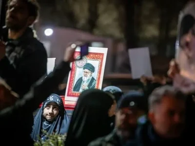 انتقاد فرهیختگان از حضور بلاگرها در مراسم تشییع رهبر شهید