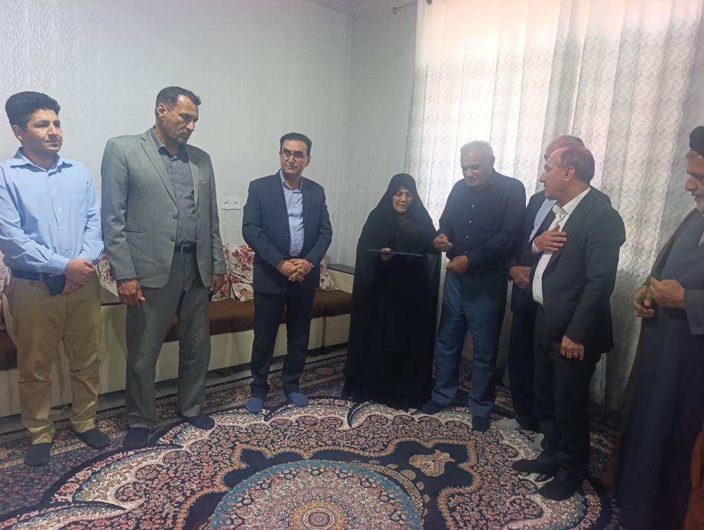 تجلیل از خانواده شهید سید سجاد تقوی توسط مسئولان بهزیستی استان